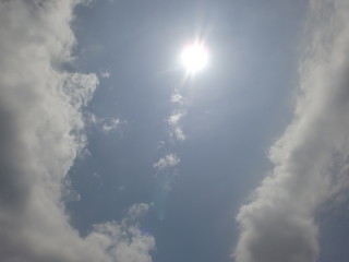 Fototapeta premium 太陽と雨雲