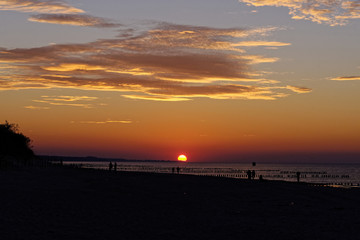 Fototapeta na wymiar Amazing sunset over the sea. The sun sets on the water