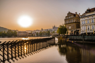 Vedute al tramonto sul Ponte San Carlo di Praga