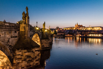 Fototapeta na wymiar Vedute al tramonto sul Ponte San Carlo di Praga