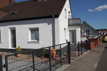 ein haus mit einem neuem Schiebetor © maho