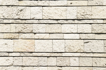 ベージュ色の石壁
