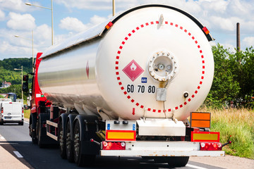camion citerne roulant sur l'autoroute