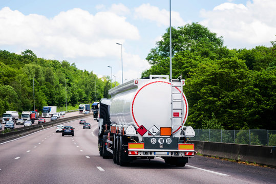 camion citerne roulant sur l'autoroute