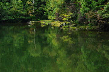 湯の湖静寂　朝の光の中で
