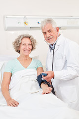 Obraz premium Man as head physician in measuring blood pressure