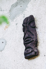 Masque africain accroché sur un mur en décoration