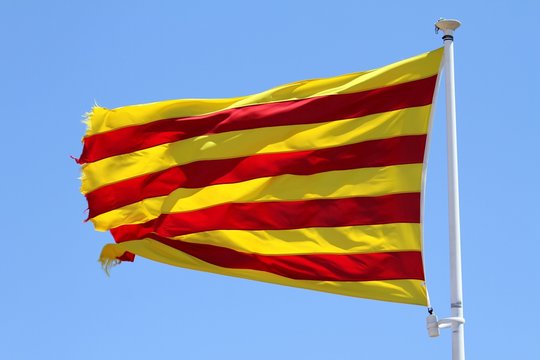 drapeau catalan flottant au vent