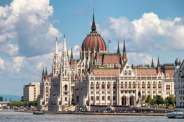 Obraz premium The Hungarian Parliament Building on the bank of the Danube in Budapest