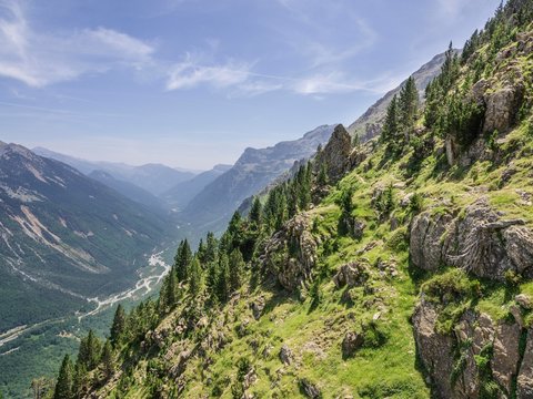 Hiking trail on Faja de la Tormosa, Valle de Pineto, Aragon, Spain, Europe