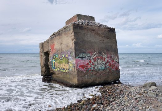 Bunker with graffiti, Hohes Ufer between Wustrow and Ahrenshoop, Fischland, Fischland-Darss-Zingst, Baltic Sea, Mecklenburg-Western Pomerania, Germany, Europe