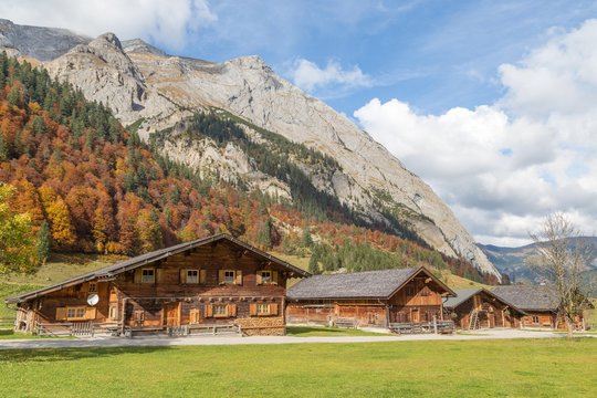 Almdorf Eng, huts in front of autumnal forest and mountain range, Eng-Alm, Hinterriss, Karwendel, Tyrol, Austria, Europe