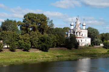 Obraz premium Vologda Russia, russian orthodox church across the river on a sunny day