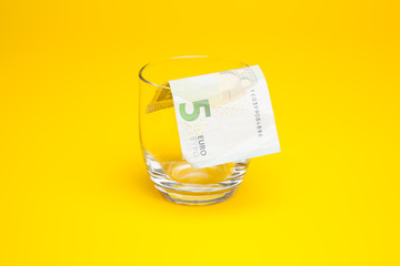 Dinero en billetes de Euro, útil para la compra de bienes de equipo, para ir de compras al mercado, para que la banca pueda dar créditos, que la industria funcione y pueda seguir fabricando y los cons