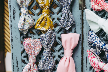 Noeuds papillon en tissu coloré © PicsArt