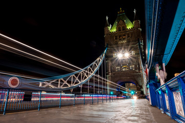Obraz premium Photo de nuit sur le Tower Bridge de Londres