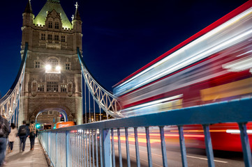 Photo de nuit sur le Tower Bridge de Londres