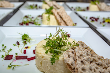 Vorspeise mit roter Beete und Knäckebrot