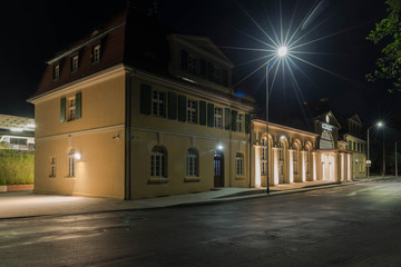 Fototapeta na wymiar Dworzec kolejowy w mieście Żagań, w Polsce.