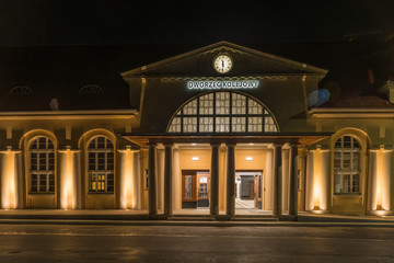 Dworzec kolejowy w mieście Żagań w Polsce. © boguslavus