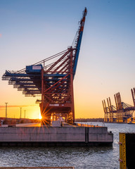 Containerbrücke bei Sonnenuntergang