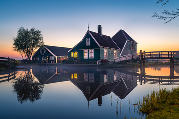 Fototapeta na wymiar Historisches Holzhaus in Holland bei Sonnenaufgang
