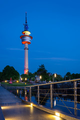 Beleuchteter Radarturm in Bremerhaven bei Nacht © Steffen