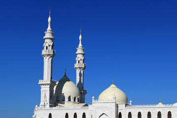 Fototapeta na wymiar Beautiful white mosque on sky background