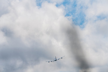 Passagierflugzeug am bewölktem Himmel