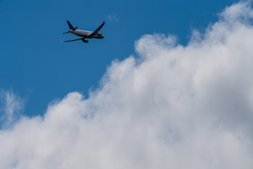 Fototapeta na wymiar Passagierflugzeug am bewölktem Himmel