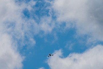 Fototapeta na wymiar Passagierflugzeug am bewölktem Himmel