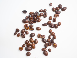 Naklejka premium Coffee beans isolated on a white background.