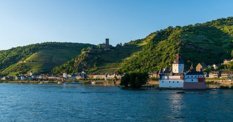Kaub am Rhein mit Burg Pfalzgrafenstein und Burg Gutenfels bei Sonnenuntergang