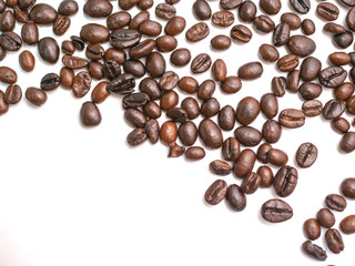 Naklejka premium Coffee beans isolated on a white background.
