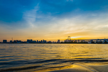 Naklejka premium 夕暮れの東京の海