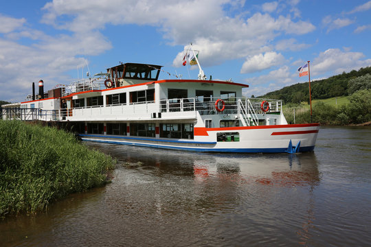 Schiff auf der Weser bei Höxter