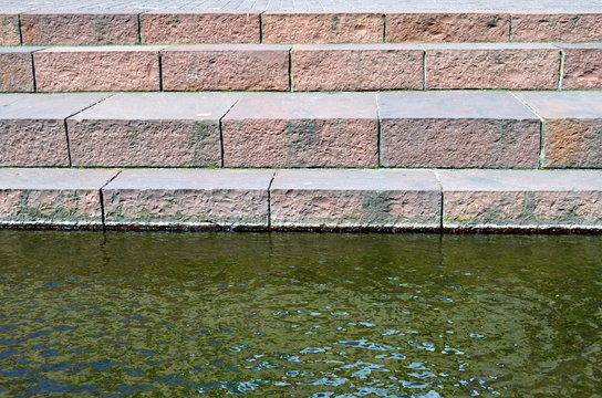 Stufen am Wasser