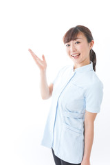 ポイントを指差す若い看護師