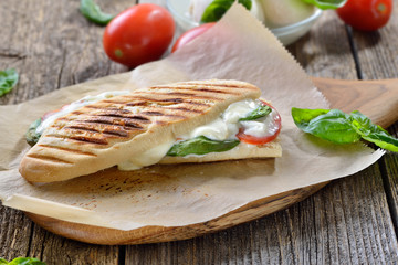 Panini  Caprese: Im Kontaktgrill gepresstes italienisches Panini mit Mozzarella, Tomaten und...