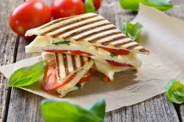 Toast Caprese: Im Kontaktgrill gepresstes italienisches Panini mit Mozzarella, Tomaten und...