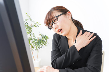過労・長時間労働・残業に苦しむビジネスウーマン