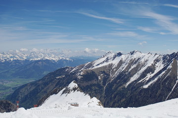 Fototapeta na wymiar Ausblick vom Kitzsteinhorn auf den Zeller See und die Bergwelt Hohe Tauern 