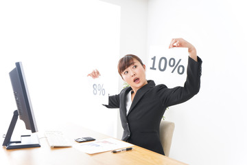 Fototapeta premium 消費税増税の対応をする若いビジネスウーマン