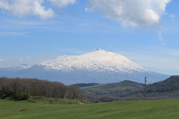 L'Etna ammantata di neve. Paesaggio siciliano dai monti Nebrodi.