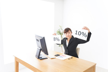 消費税増税の対応をする若いビジネスウーマン