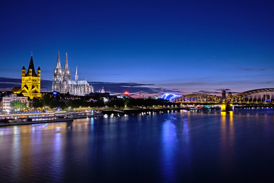 K&ouml;lner Dom, Gro&szlig; St Martin Kirche mit Blick die alten Geb&auml;ude am K&ouml;lner Fishmarkt bei Nacht. Blaue Stunde.