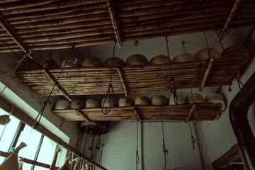 Cantina piena di formaggi sardi di capra