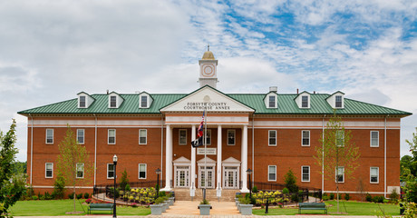 Forsyth County Courthouse Annex and Sheriffs Office in Cumming Georgia - obrazy, fototapety, plakaty