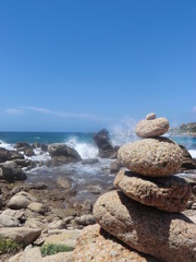 Un cairn de galet et la houle de lamer
