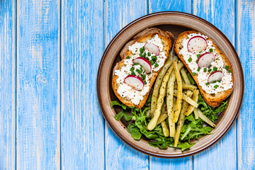 Sandwiches with cottage cheese and yellow beans